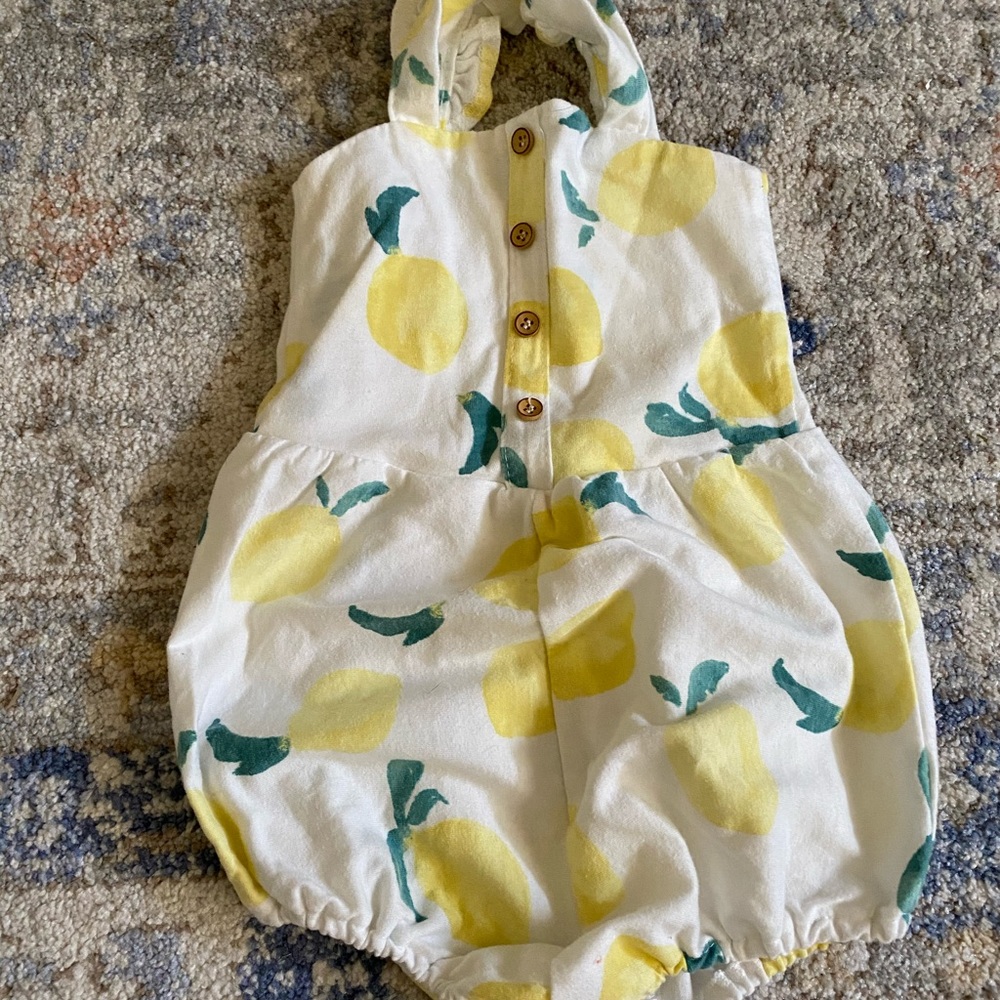 Summer onesie with lemon pattern